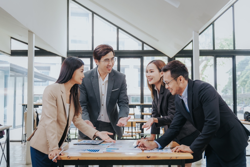 business,related,meeting,asian,business,team,discusses,strategy,for,starting